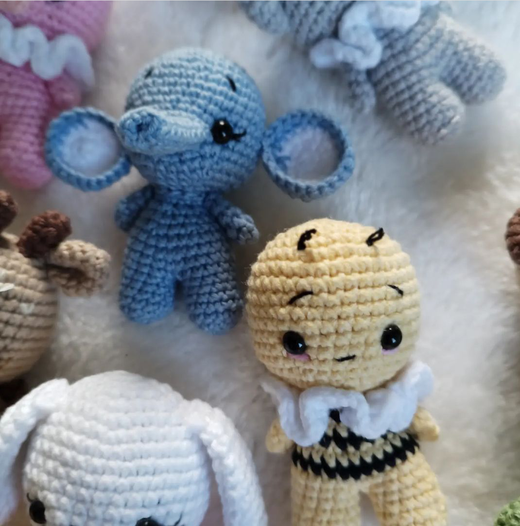 KLABELGIFT – Großhandel Kuschel-/Plüschtier – Kind & Baby – Amigurumi Häkeltier Mini-Spielzeug Schlüsselanhänger, Bio-Spielpuppe1