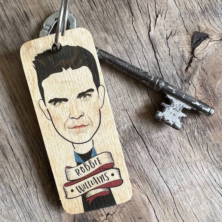 Llavero de madera con el personaje de Robbie Williams, RWKR1 para venta al por mayor de Wotmalike