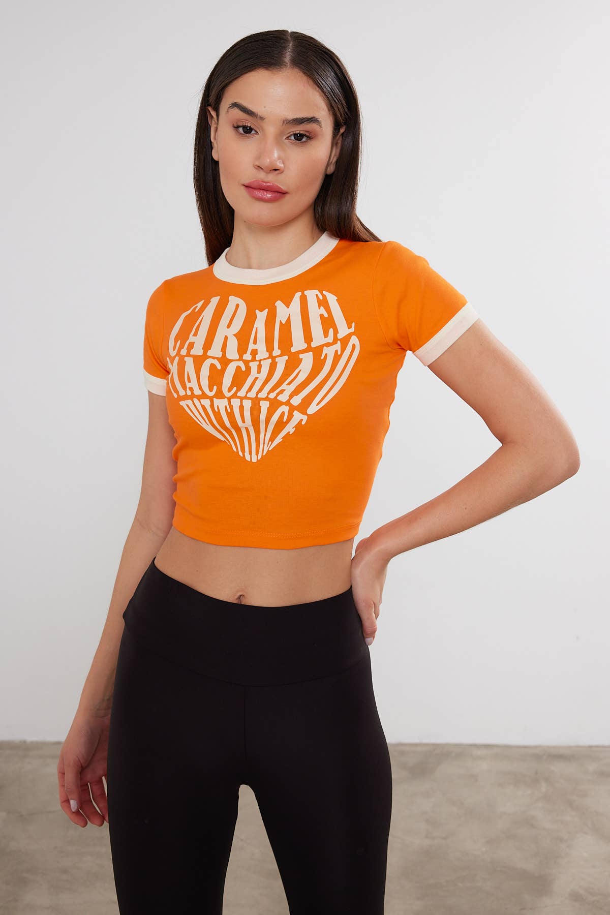 VAV NEW YORK – T-shirt estampada - Mulher por atacado – T-shirt de mulher com estampa de coração cortado Crop Top com estampa de coração6