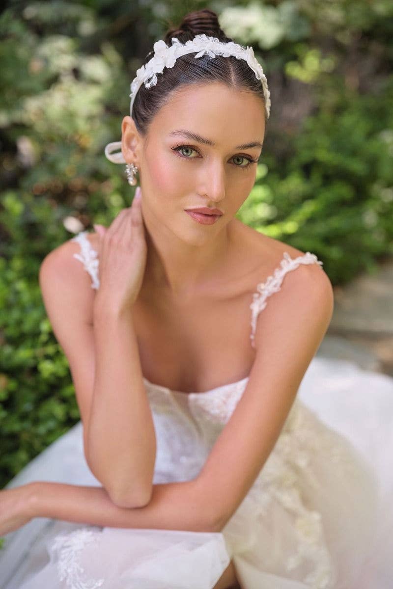 Off White-Naakt Illusie diepe halslijn, bloemenbandjes, dimensionale app voor groothandel op Faire1