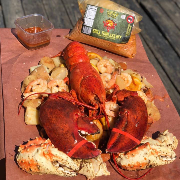 Grill Your Ass Off - Spices, Rubs, Seasonings, Sauces, Jerky - Vendita all'ingrosso Mix di spezie secche - Napalm Crawfish & Seafood Boil™ - Audace Sapore Cajun