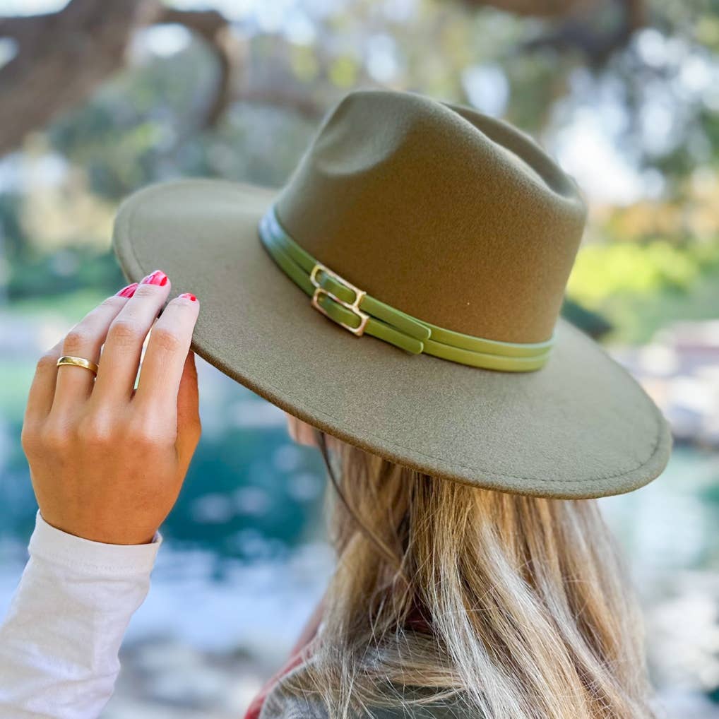 Olive Fedora raffiné en olive avec garniture à double boucle en similicuir en vente sur Faire2