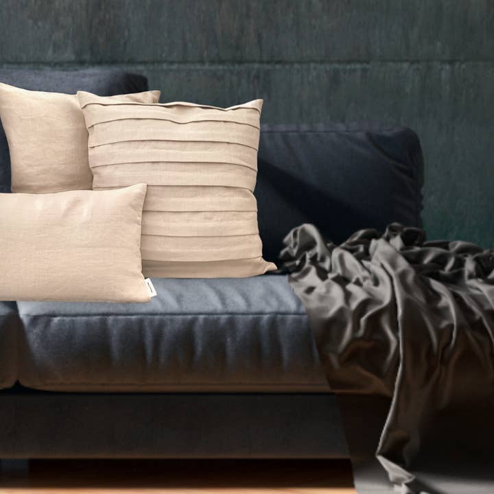 Housse de coussin en lin doux de luxe - Beige avec des nuances rosées pour la vente par Artisan by MF