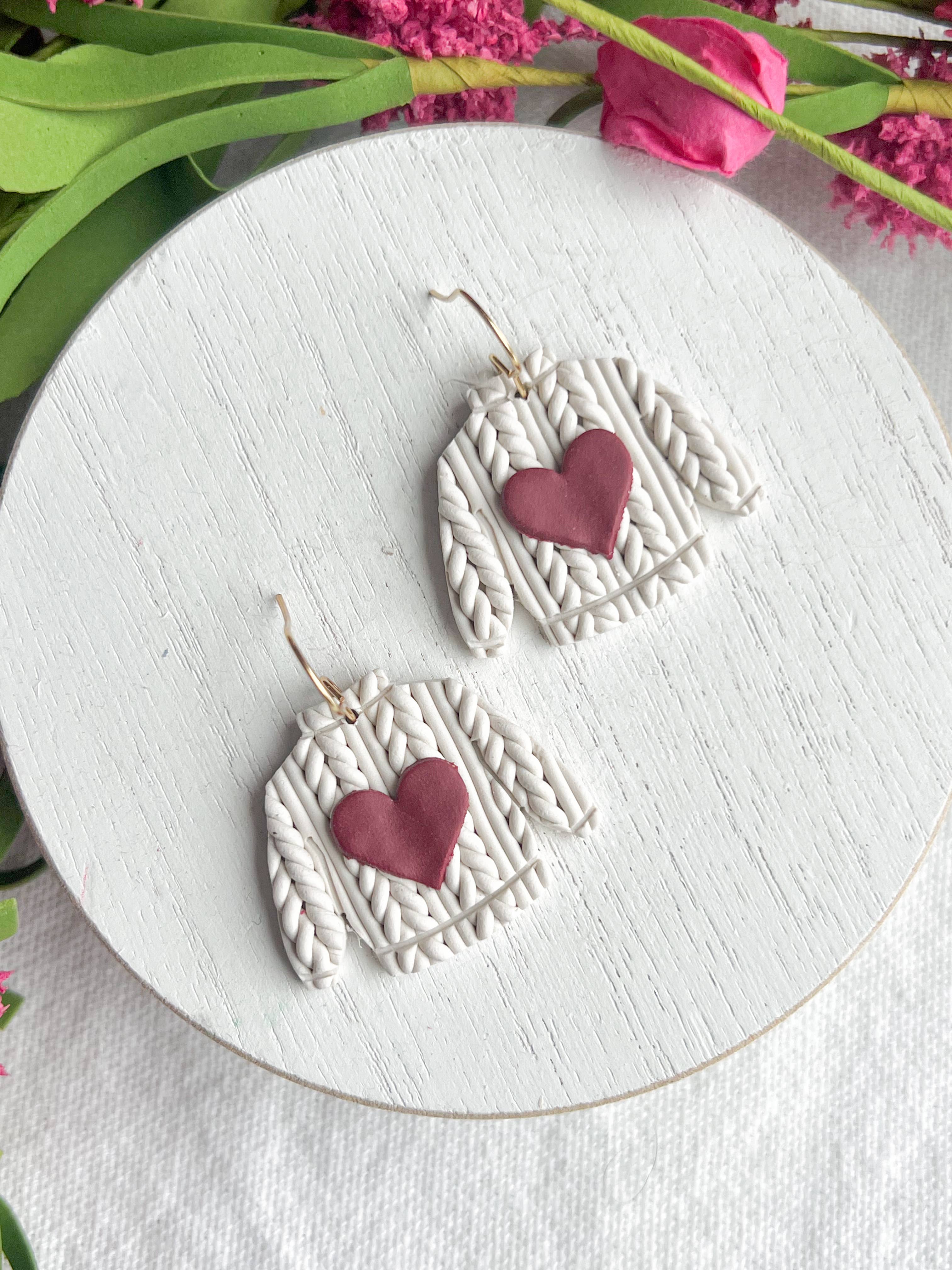 Morning Dew Designs - Vente Boucles d'oreilles pendantes - Boucles d'oreilles en argile polymère avec pull tricoté cœur pour la Saint-Valentin2