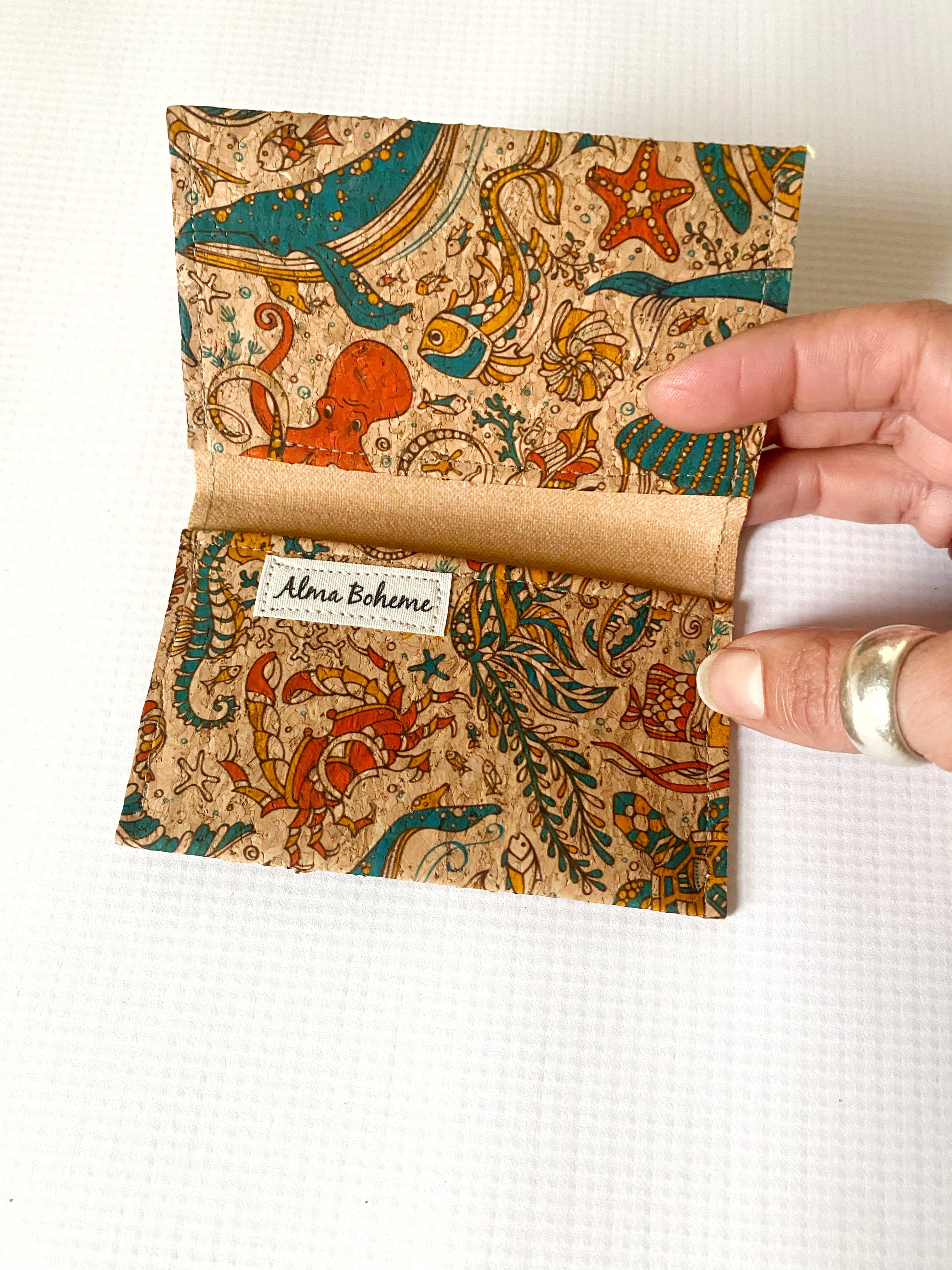 Alma Boheme Handmade – wholesale Plånbok - Dam – Plånbok med kork, bifold och naturmotiv – kortinnehavare37