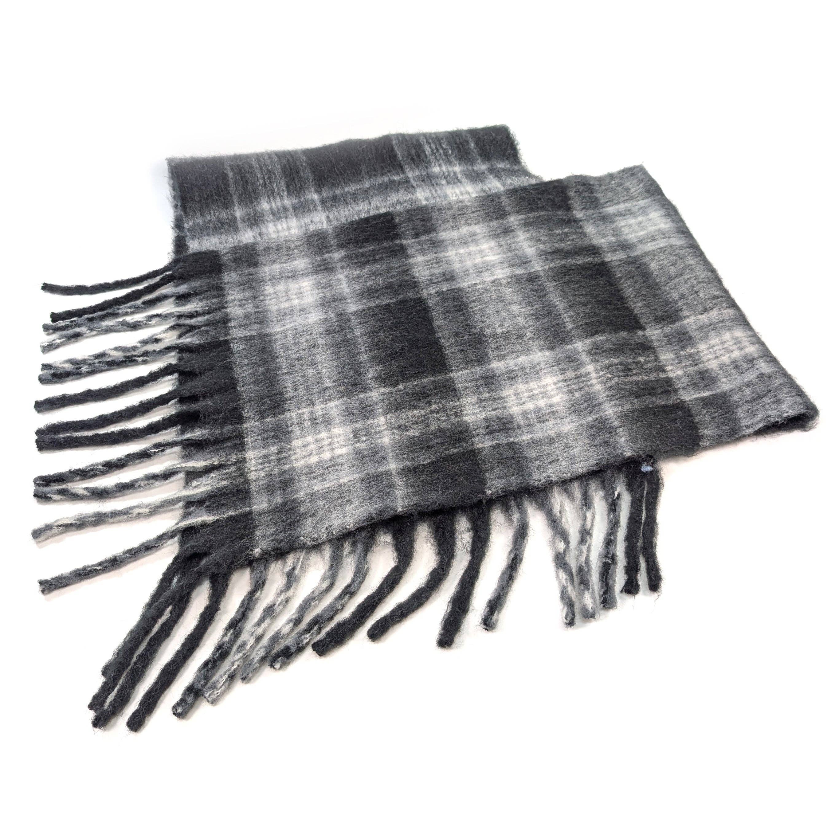 Black Ginger – Engroshandel Poncho - Dame – Monokrom ternet plaid poncho - tyk og hyggelig fornemmelse3