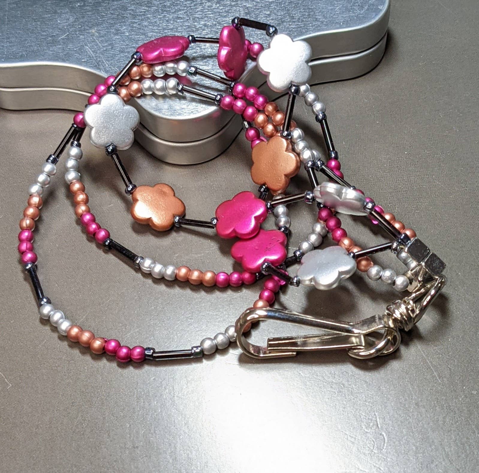 Fiona Accessories – wholesale Snodd - Dam – Beaded Badge Holder Snodd för nycklar ID-märke13