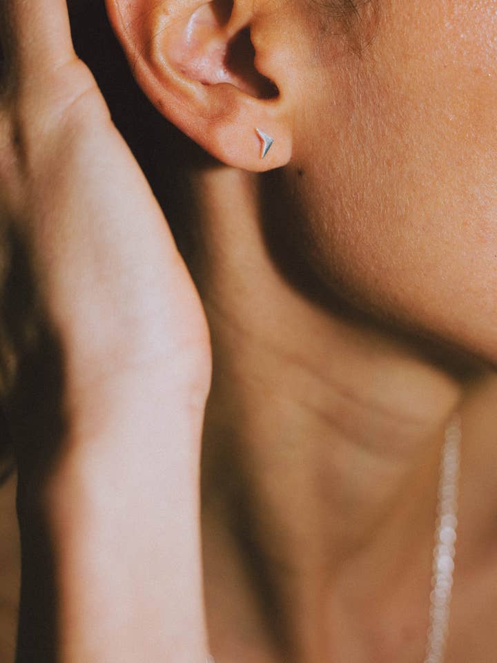 De V-oorknopjes in sterling zilver of verguld voor wholesale door Stone and Chain