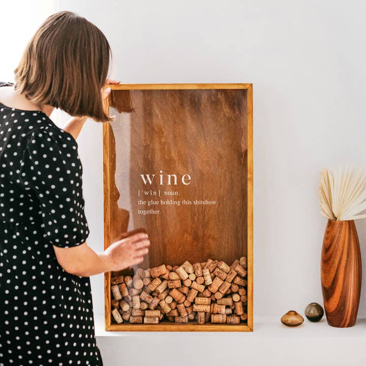 Cartello da vino «Wine Meaning», porta tappo in sughero, accessori per vino per la vendita all'ingrosso da parte di The Corkbox Company