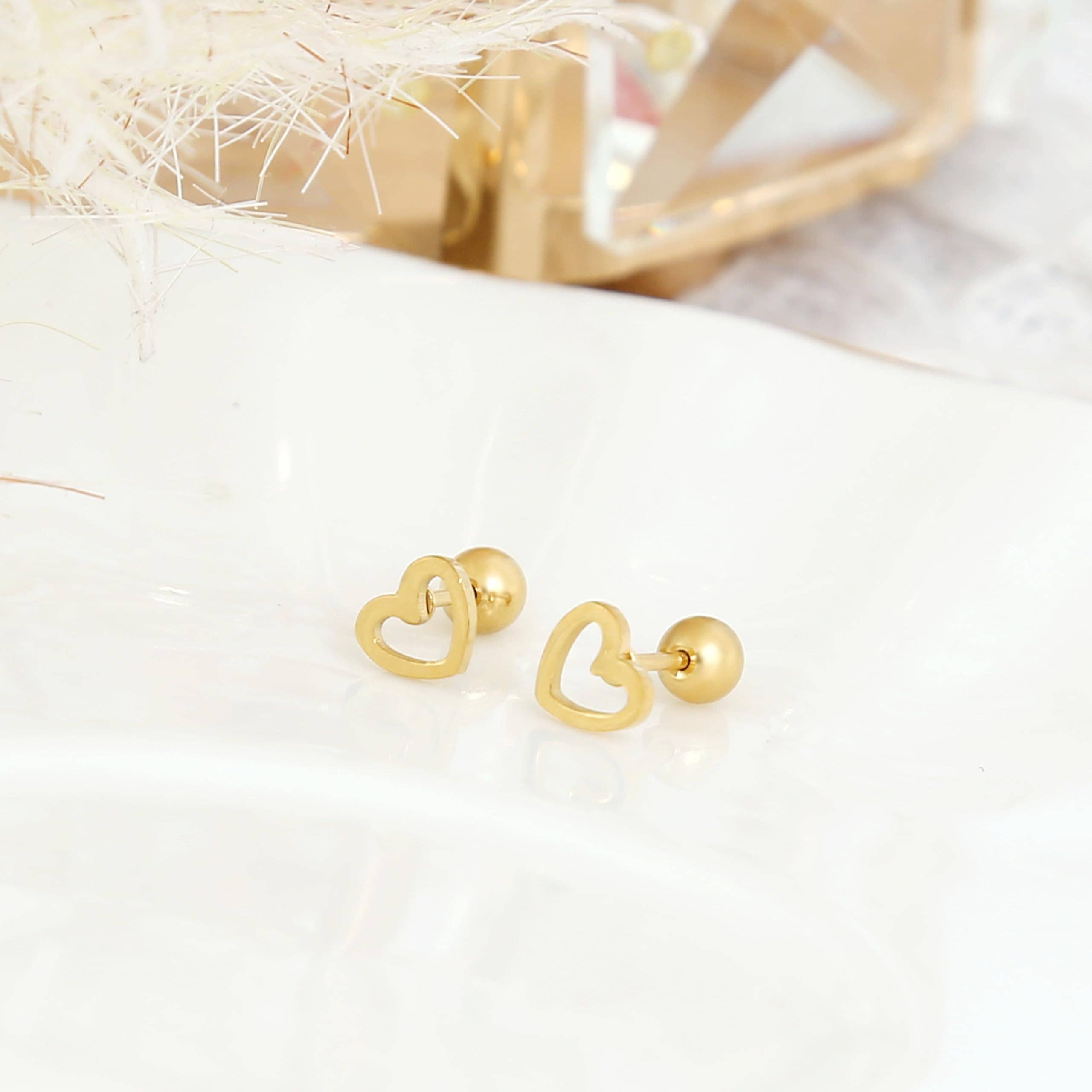 Made By Nami - Wholesale Knopjes/oorstekers - Hartvormige studs van goudkleurig roestvrij staal5
