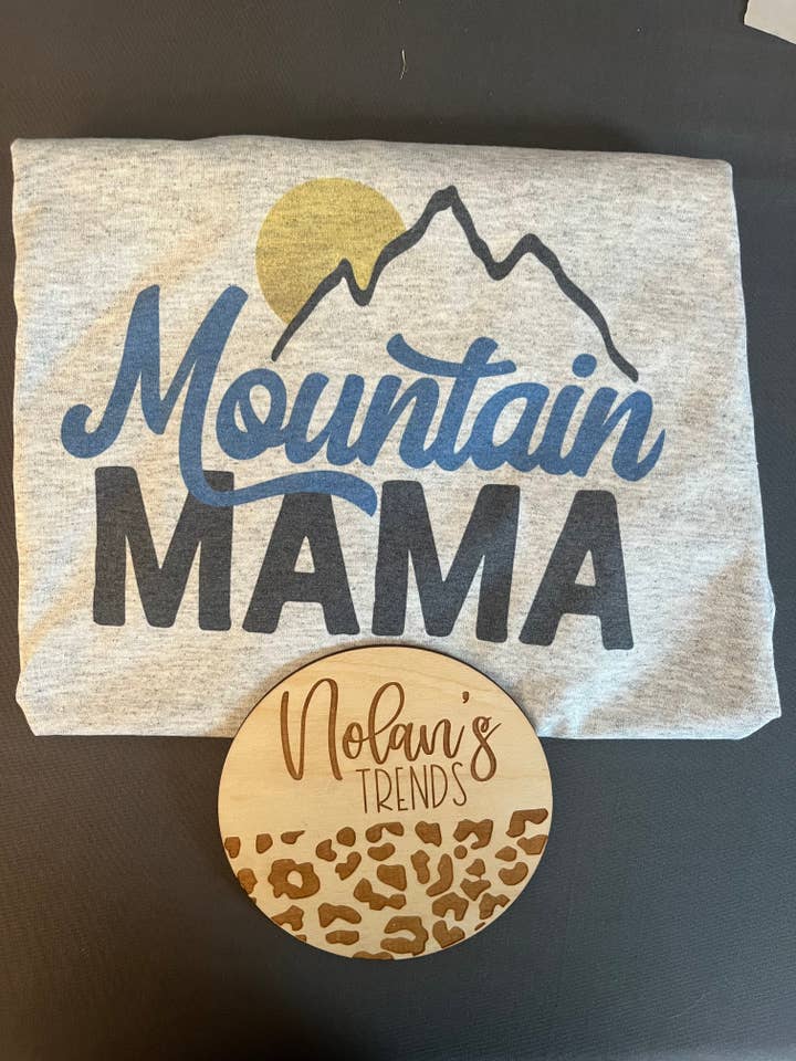 T-shirt Mountain Mama pour la vente par Nolans Trends