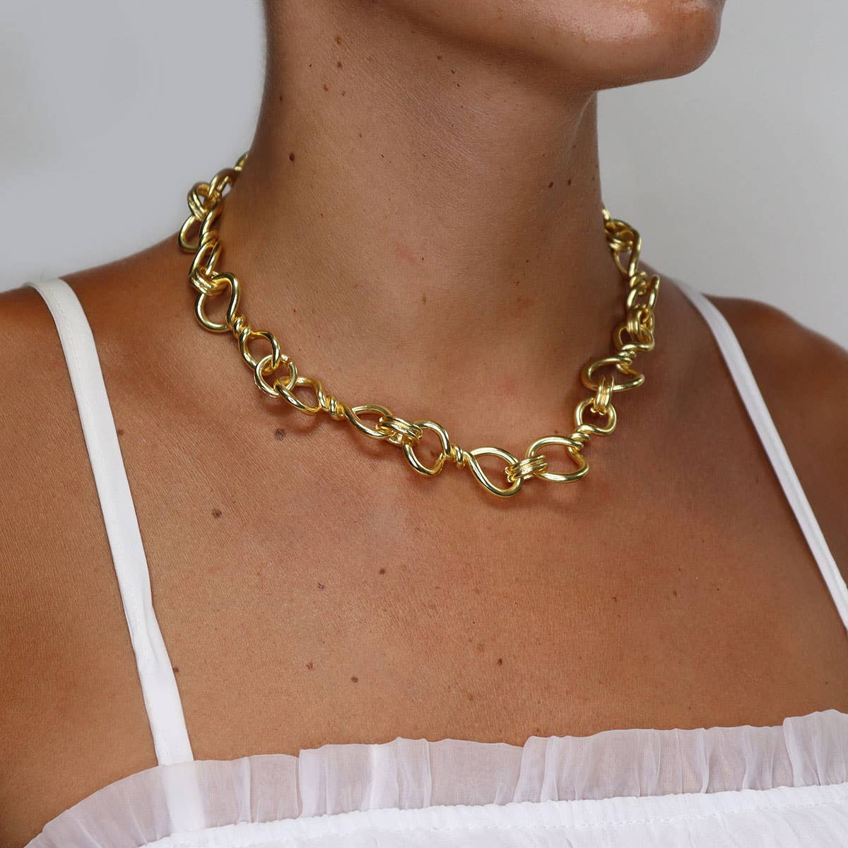 KARINE SULTAN – wholesale Choker/Krage – Tvinnad Länkar Halsband - 24K Guldpläterad1