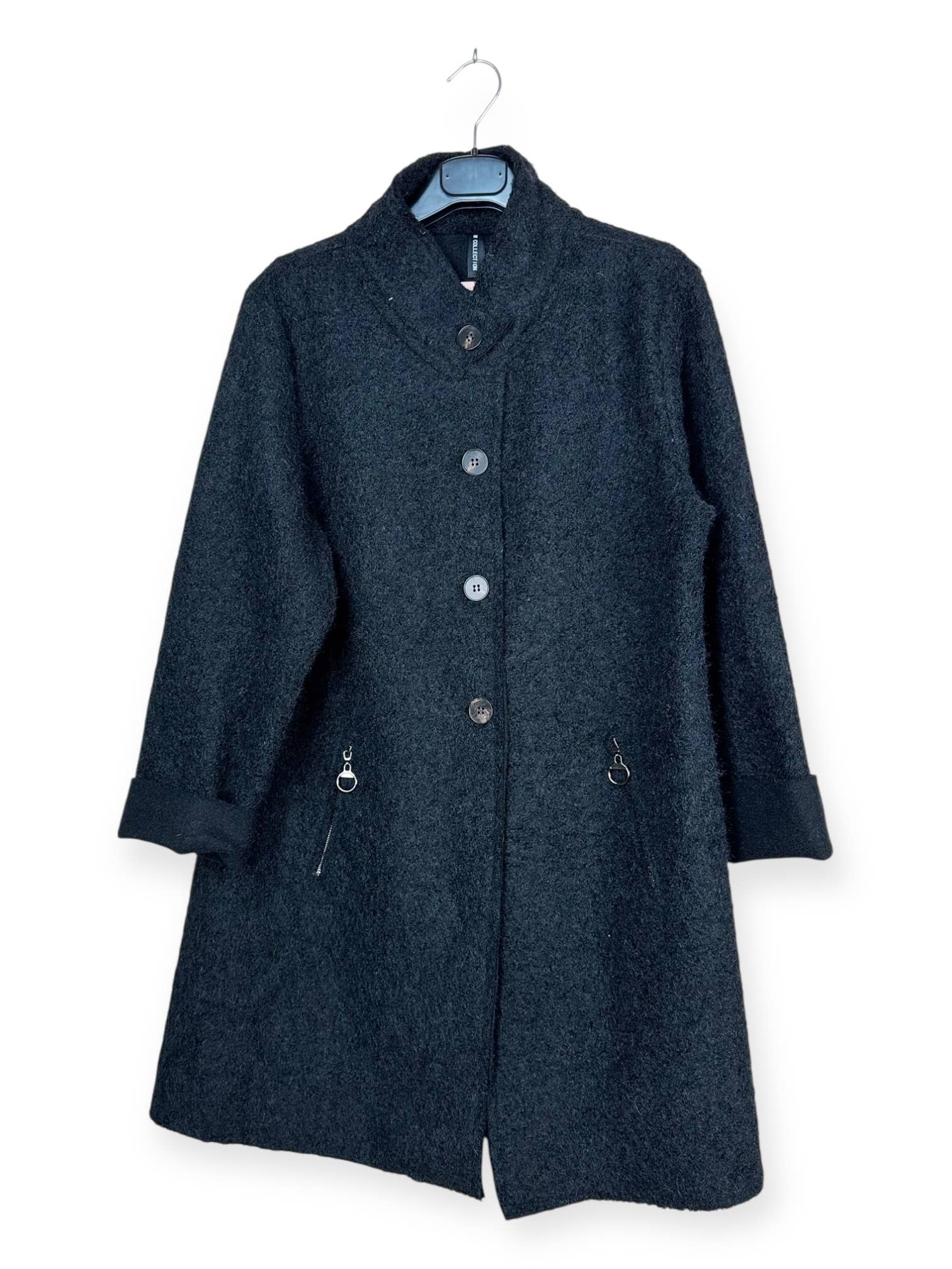 Lucky Nana – wholesale Rock - Dam – AH 25275 - Kappa med Knappar och Dolda Dragkedjefickor – Elegans24