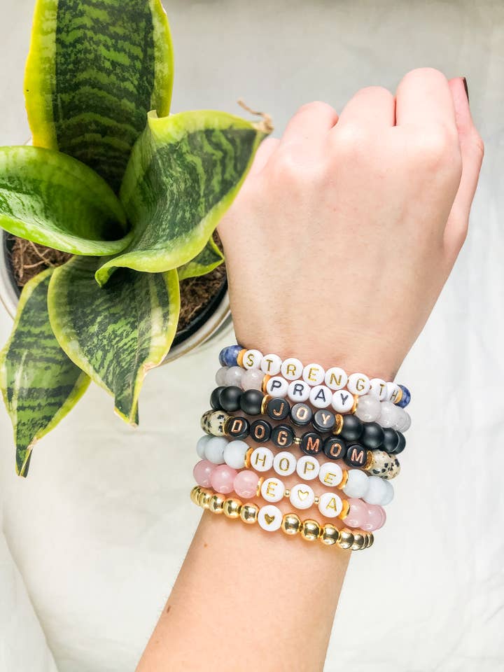 Bracelets Prénom Perlé pour la vente par Emily Anne Co