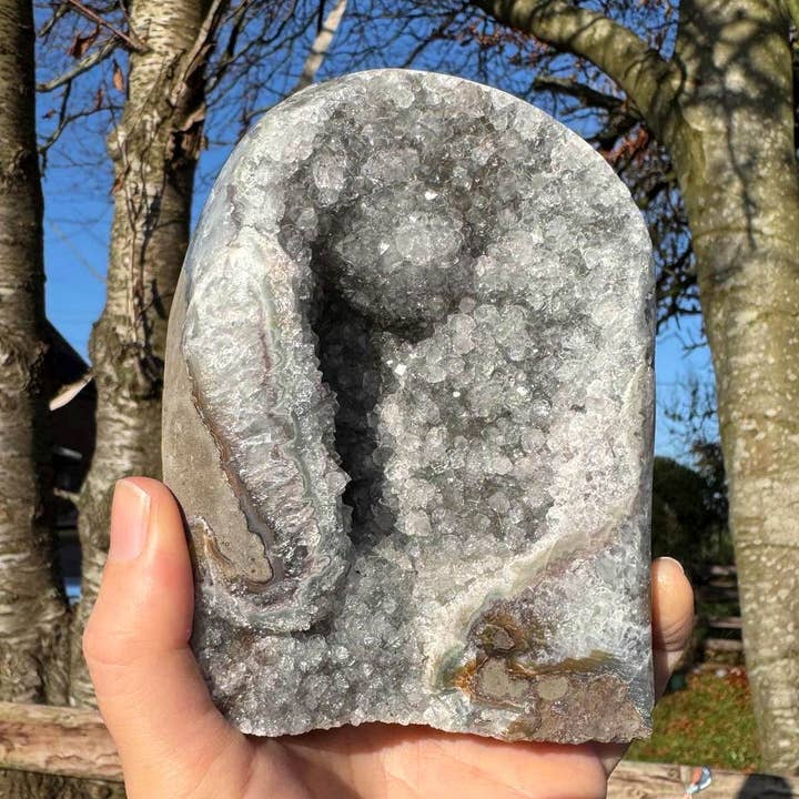 Base coupée en améthyste 1014g appelée grotte d'améthyste verdâtre Asgard pour la vente par Elf Kendal Hippies