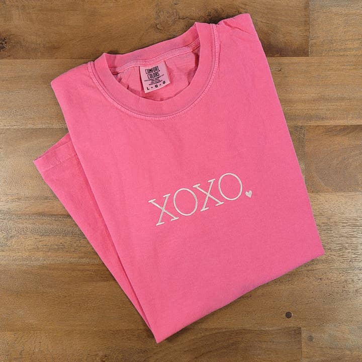 T-shirt ricamata | Maglietta XO Hugs and Kisses per San Valentino per la vendita all'ingrosso da parte di Penelope Annen Design