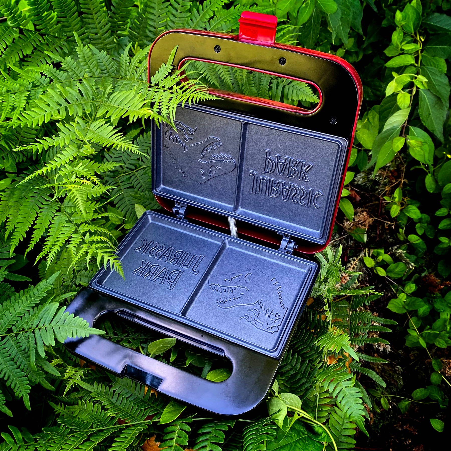 Uncanny Brands - Vente Appareils électroménagers - Machine à fromage grillé Jurassic Park Uncanny Brands8