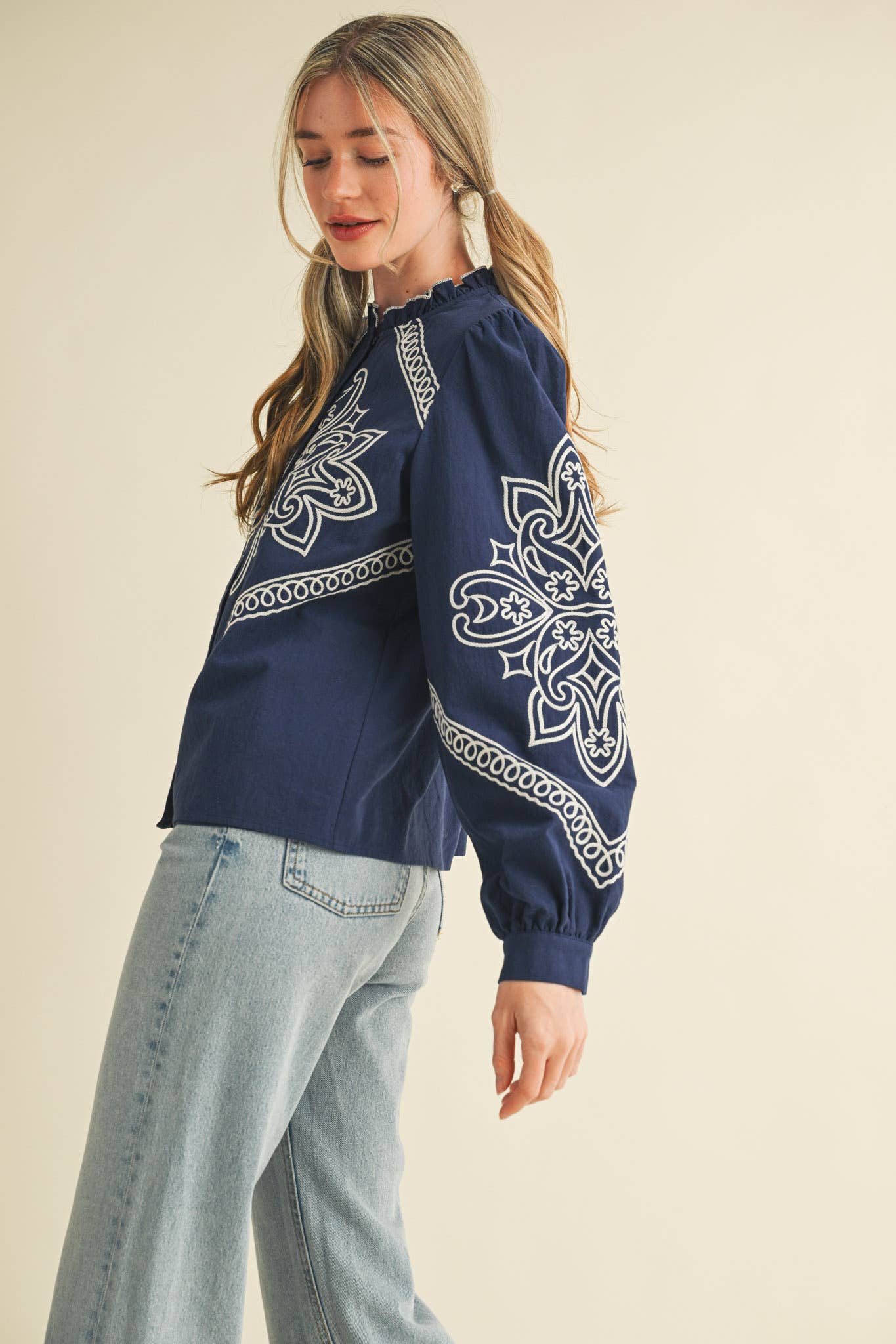 &MERCI – Engroshandel Skjorte med buttondown – til kvinder – BRODERET MOCK NECK KNAPPEBLUSE MTP333649