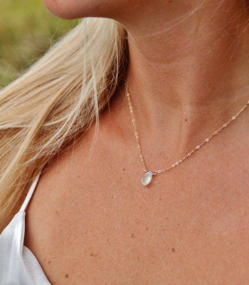 Positiva Jewelry - Vente Colliers à pendentif - Collier délicat en chaîne dorée avec pendentif en pierre de préhnite0