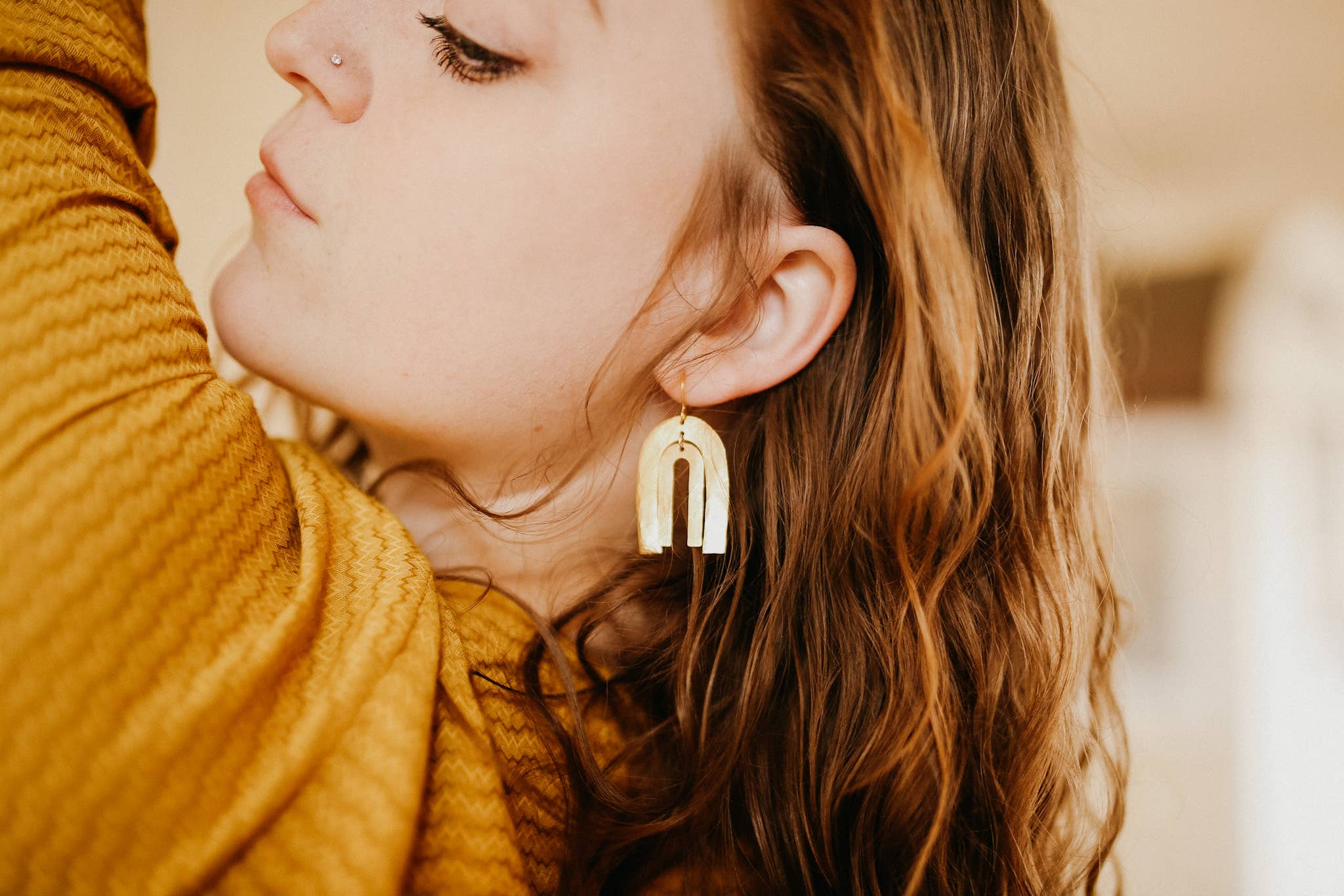 Tirza Design – wholesale Hängande örhängen – Örhängen i 14k guldpläterad hamrad båge regnbåge3