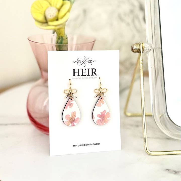 Boucles d'oreilles à nœud en aquarelle pour la vente par HEIR Leather Jewellery