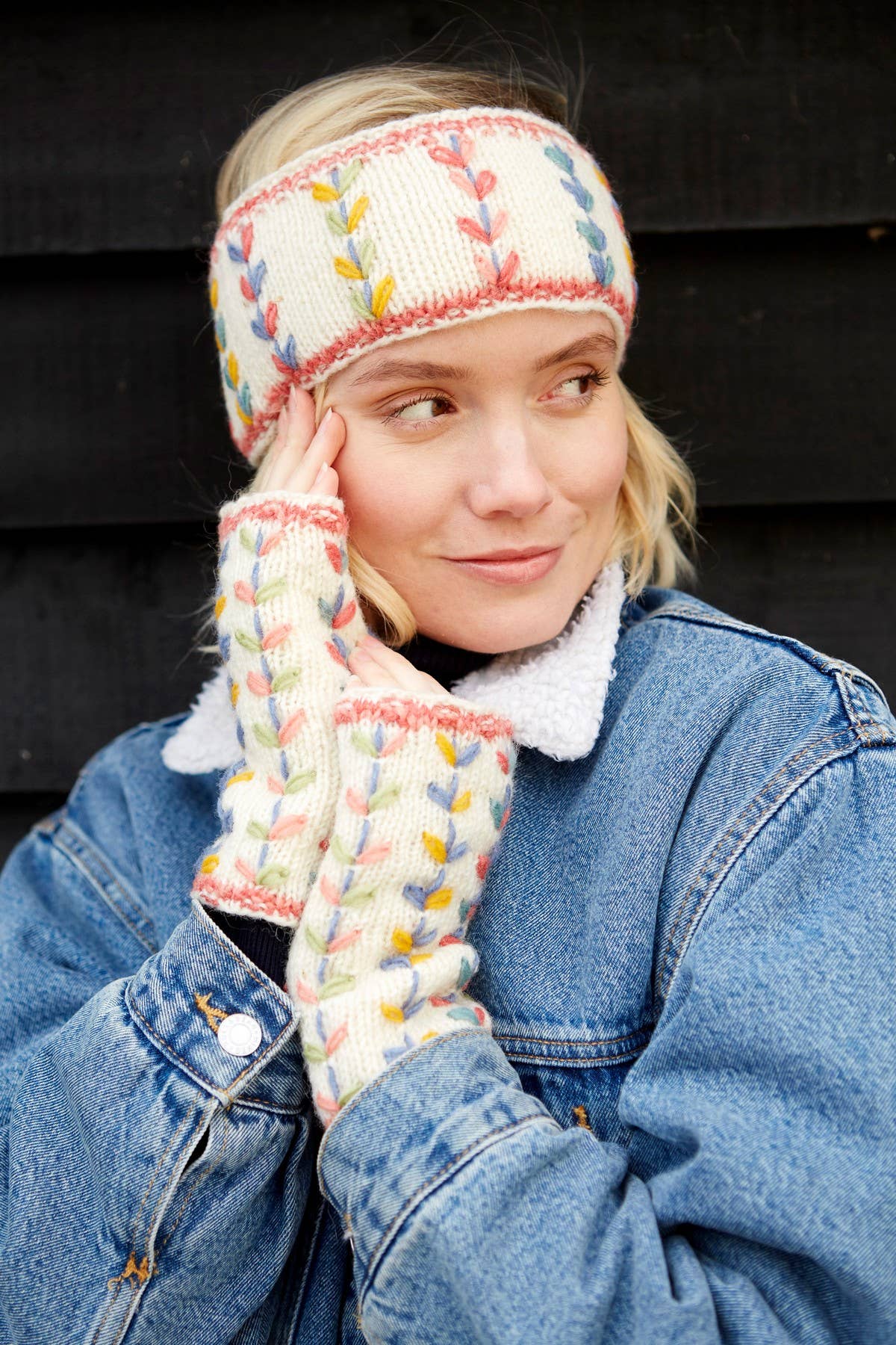 Crema Diadema de punto con hojas bordadas Kylemore color crema. de venta al por mayor en Faire3