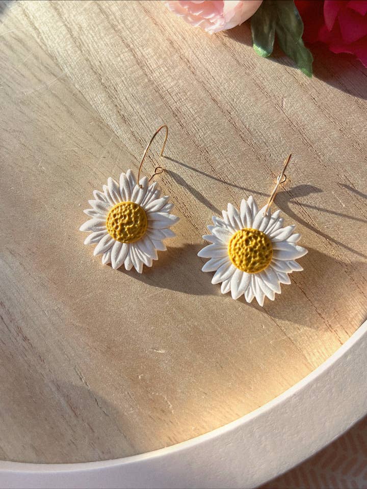Spring Clay øreringe - Daisy Hoop Dingles for engroshandel hos Made For More