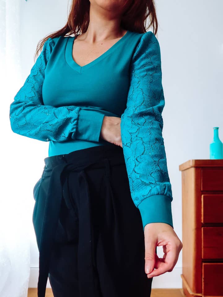Teal V-ringad topp med spetsärmar för wholesale av Sophie Cameron Davies