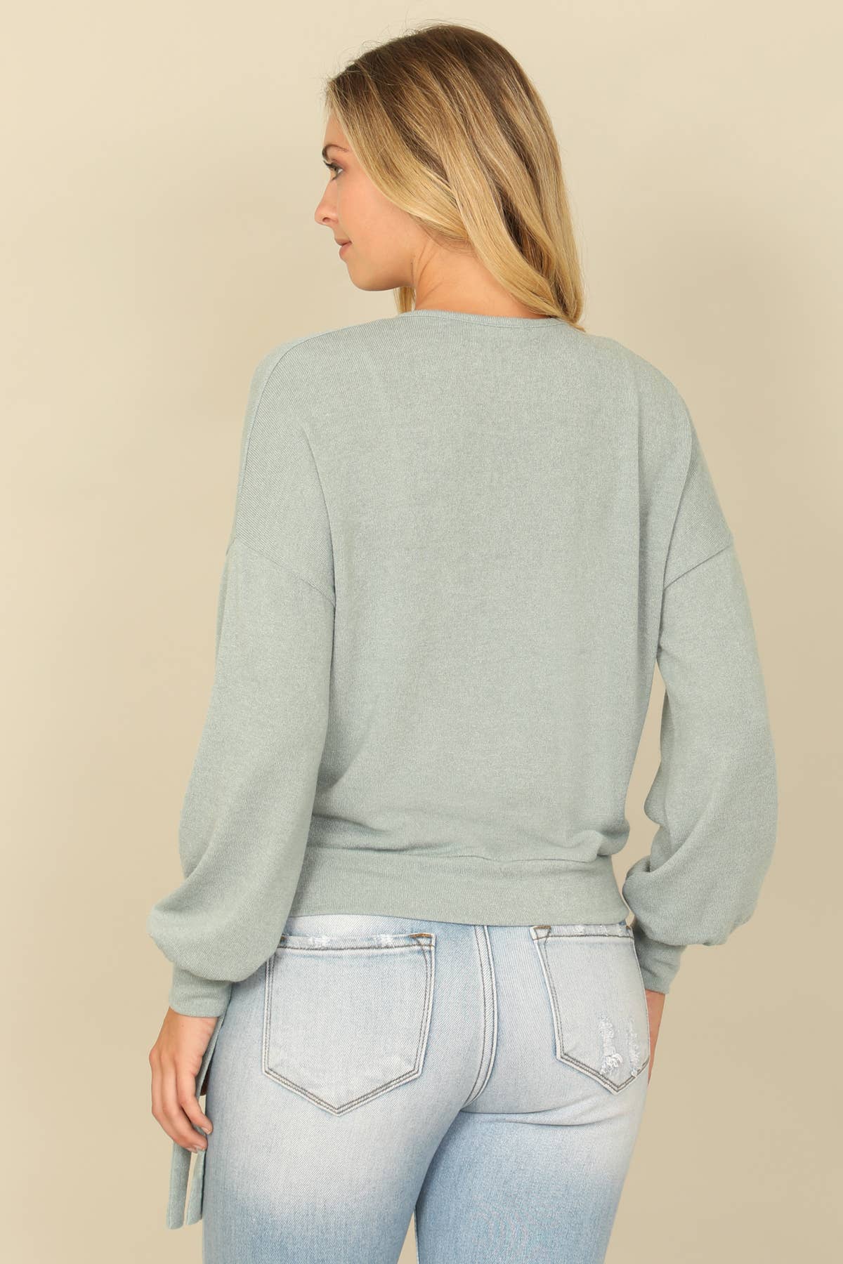 You & Me – Großhandel Bluse – Damen – YMT20079SOLID LANGÄRMELIGES BAUERNBLUSE-WICKELTOP MIT SEITLICHEM BINDEN UND ÜBERSCHNITTENEM AUSSCHNITT31