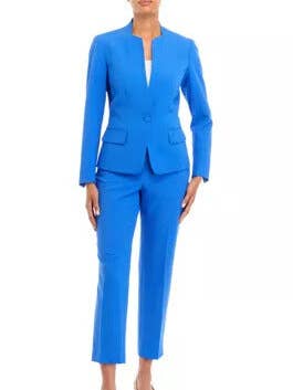 Traje de pantalón con chaqueta de cuello alto Le Suit, cierre de un botón y dos bolsillos en las caderas, pantalones con espalda elástica. para venta al por mayor de Immediate Apparel