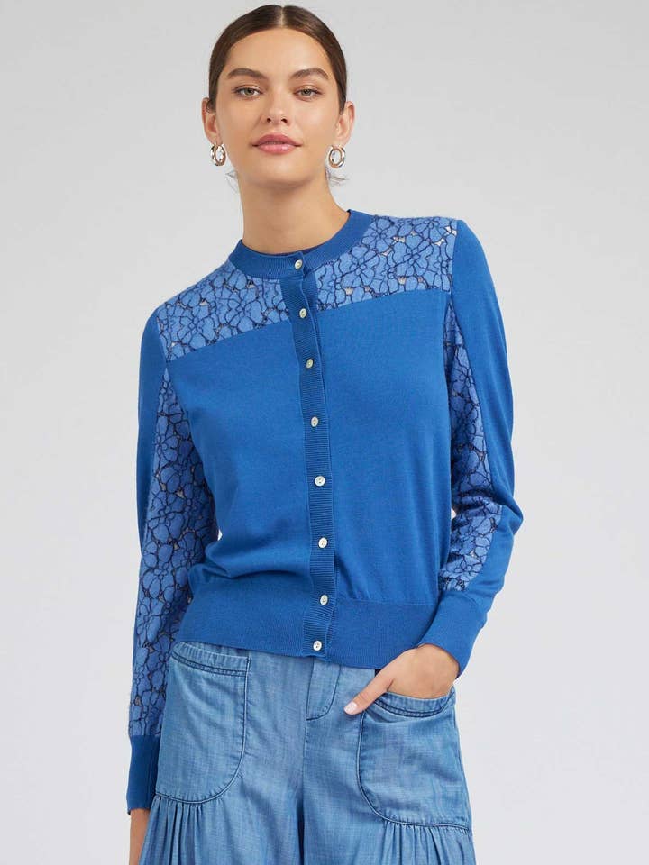 Cardigan à détails en dentelle florale pour la vente par Current Air