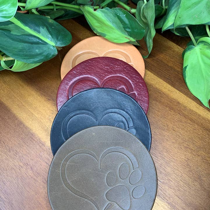 Sottobicchieri in pelle Pet Love per la vendita all'ingrosso da parte di Uptown Common