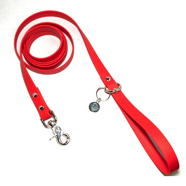 Laisse pour chien imperméable rouge pour la vente par LUCK OF TUCK