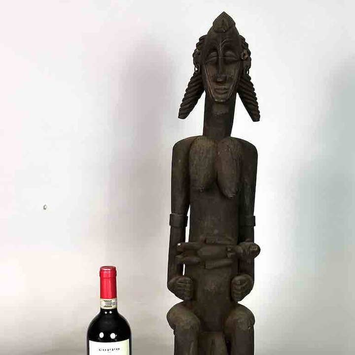 Statue spirituelle Senoufo de la mère et de l'enfant | 29 pouces pour la vente par The Niger Bend