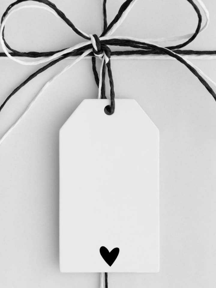 Kleine cadeaukaartjes met zwart hart voor wholesale door Pretty Liittle Things