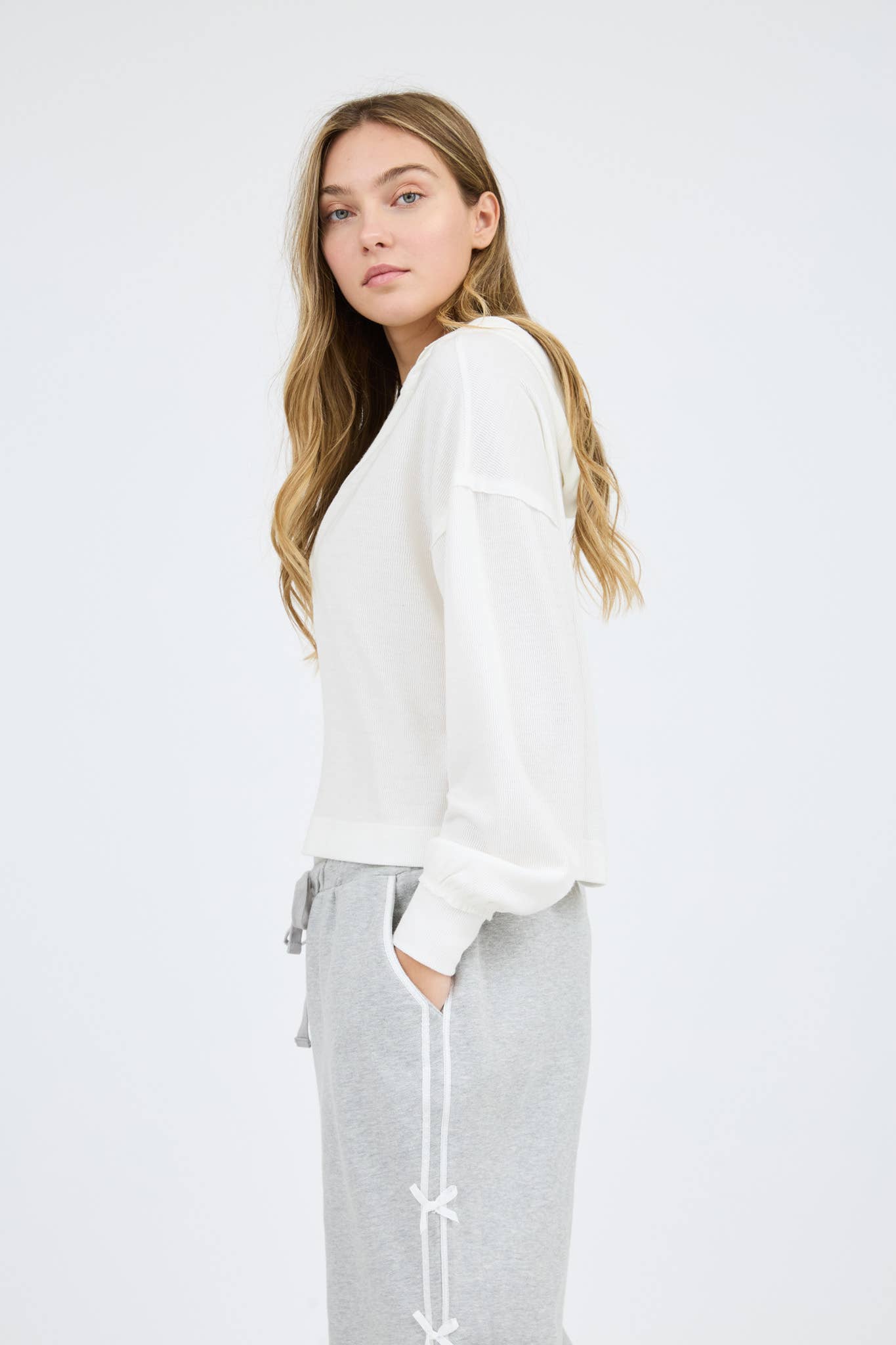 Blu Pepper – wholesale Stickad topp - Dam – Huvtröja med delad hals och långa ärmar i stickat tyg7