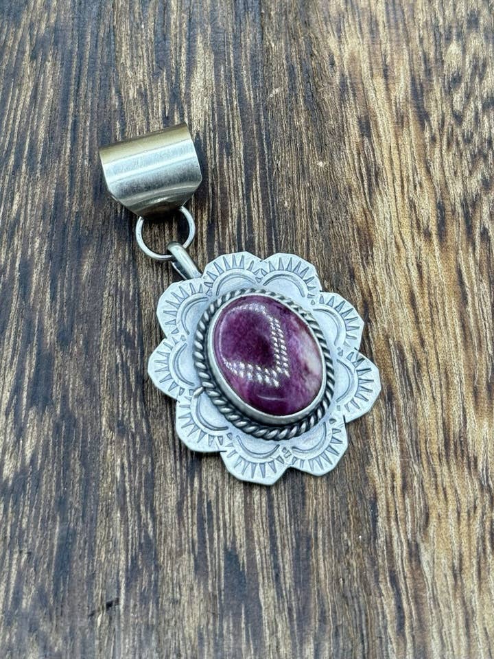 Navajo håndlavet vedhæng i sterlingsølv med orange spiny oyster-skal og stempling for engroshandel hos Native City Jewelry