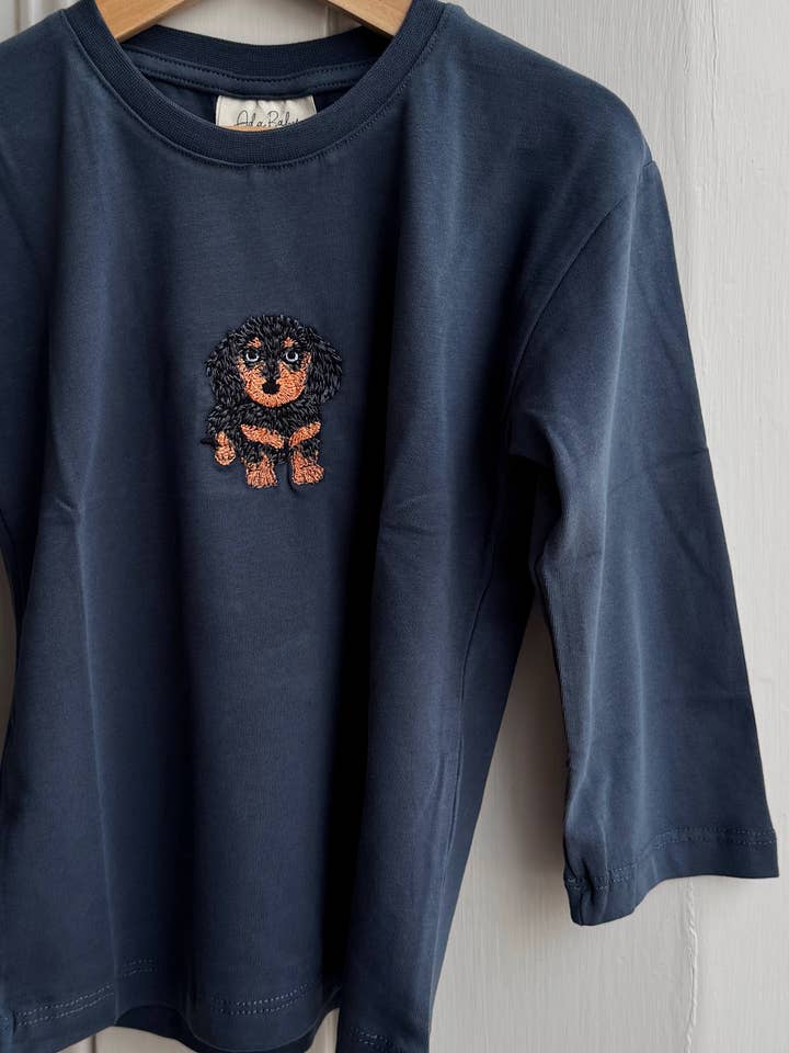 Blusa de algodão orgânico azul marinho com bordado de Dachshund por atacado de Ada Baby