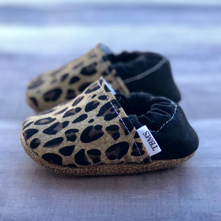 Tan Leopard mokkasiner for engroshandel hos Trendy Baby Mocc Shop
