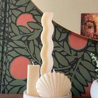 Bougie en cire de soja et d'abeille en forme de squiggle pour la vente par YUI BROOKLYN