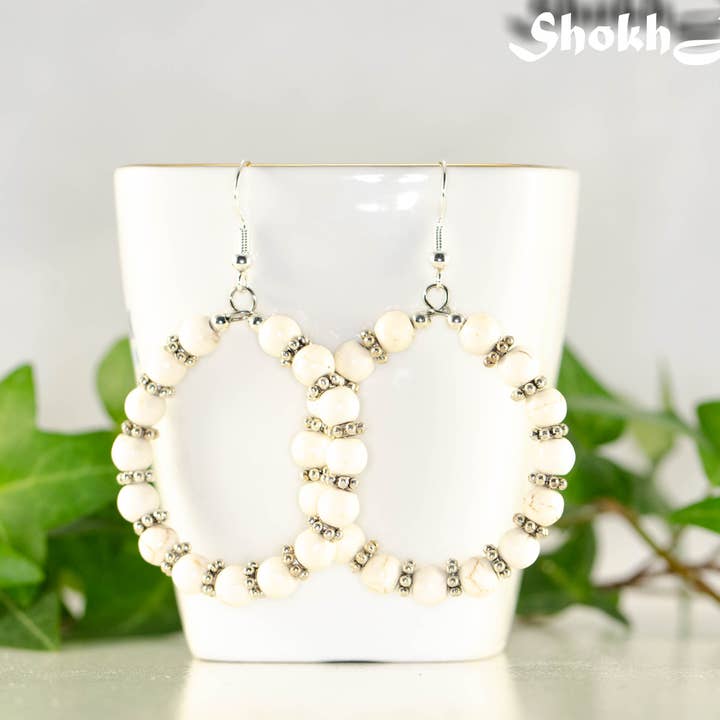 Créoles à perles en howlite blanche pour la vente par Shokh Jewelry