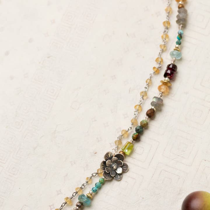 Anne Vaughan Designs Jewelry – Großhandel Perlenkette – Thrive mehrreihige Halskette aus Iolith, blauem Apatit, Peridot, Labradorit, Sonnenstein, Mondstein, Chrysokolla mit Blumen aus Sterlingsilber, 17—19 Zoll