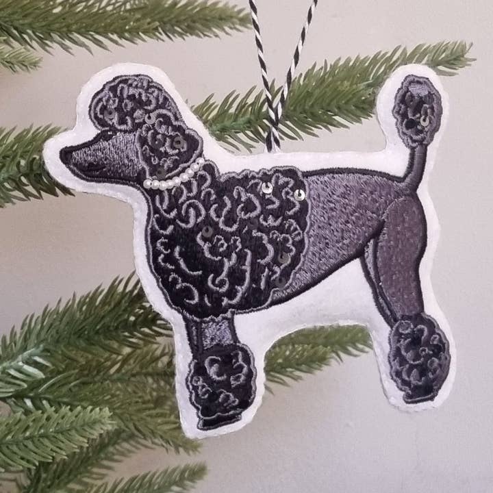 Ornamento di Natale ricamato con barboncino per la vendita all'ingrosso da parte di Kate Gwilliam