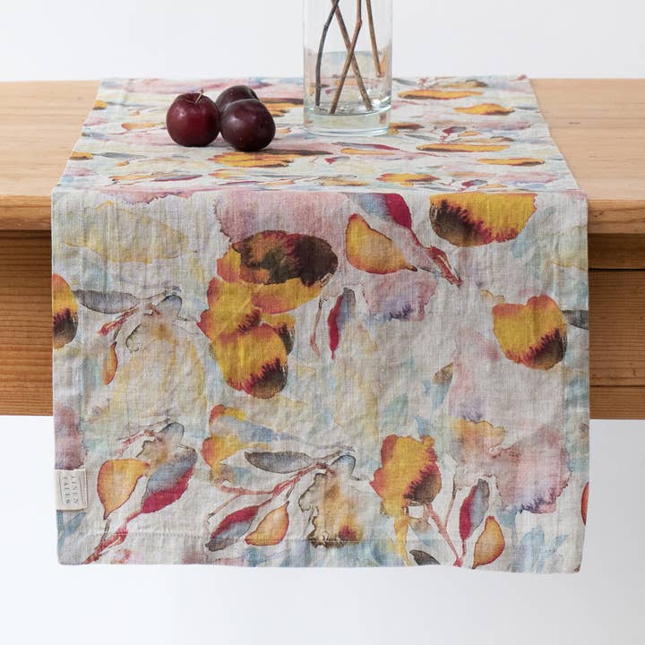 Orange Flow på bordslöpare i naturligt linne för wholesale av Linen Tales (We cover U.S. import duties)