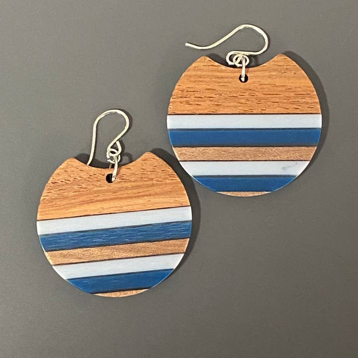 Modern Boho - Blauwgrijze gestreepte houten harsoorbellen voor wholesale door Nancy Reid Carr