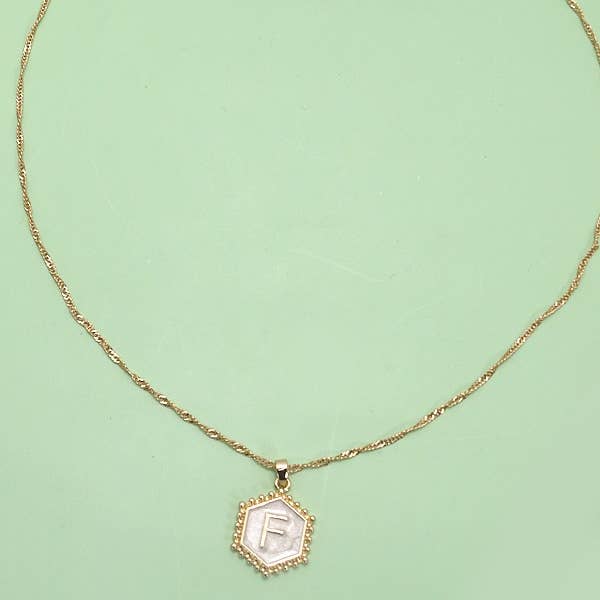 JOSSLYN by wall to wall - Venta al por mayor Collares con colgantes/abalorios - COLLAR CON DIJES EPOXÍDICOS HEXAGONALES CON MONOGRAMA INICIAL | 80N3382