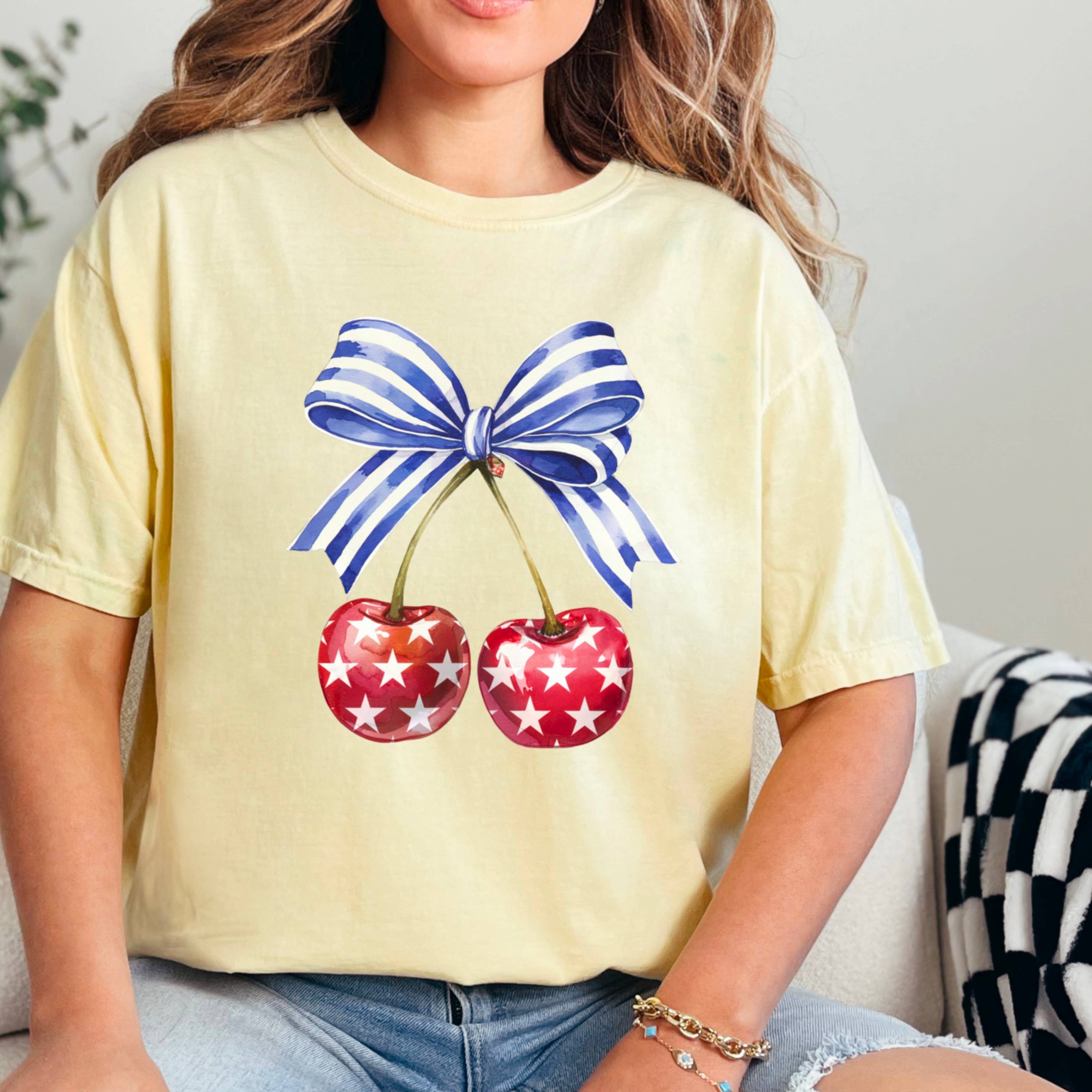 Shoppe SHC – Großhandel T-Shirt (Grafikdruck) – Damen – Coquette Kirschen 4. Juli Grafikshirt | Komfortfarbe20