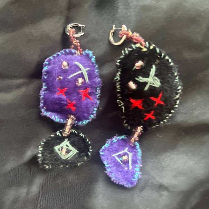 Orecchini con perline in velluto imbottito nero e viola per la vendita all'ingrosso da parte di Shop Alizor