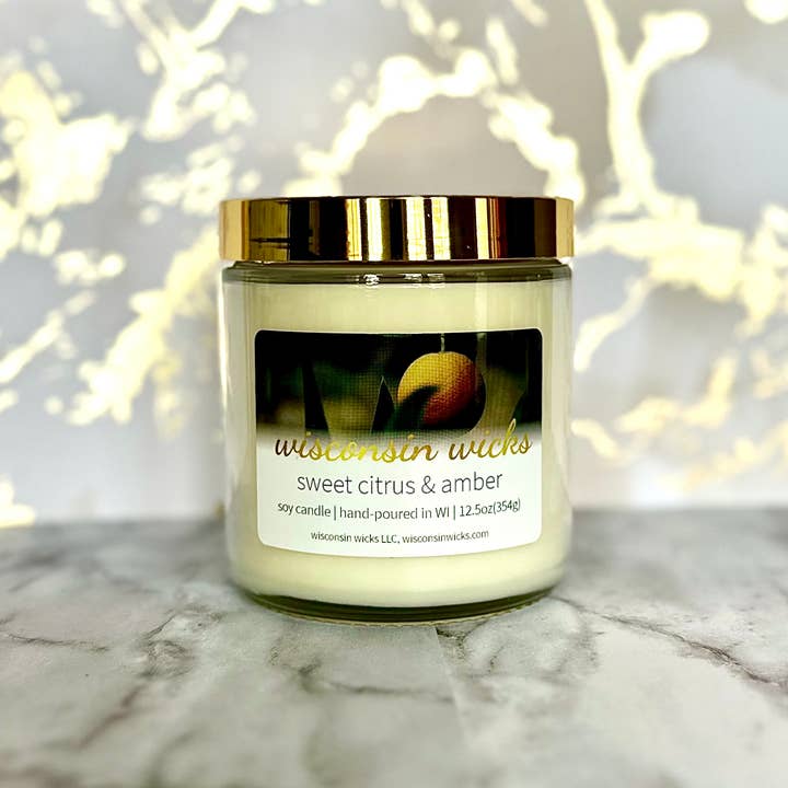Bougie en pot de soja parfumée aux agrumes doux et à l'ambre pour la vente par Wisconsin Wicks