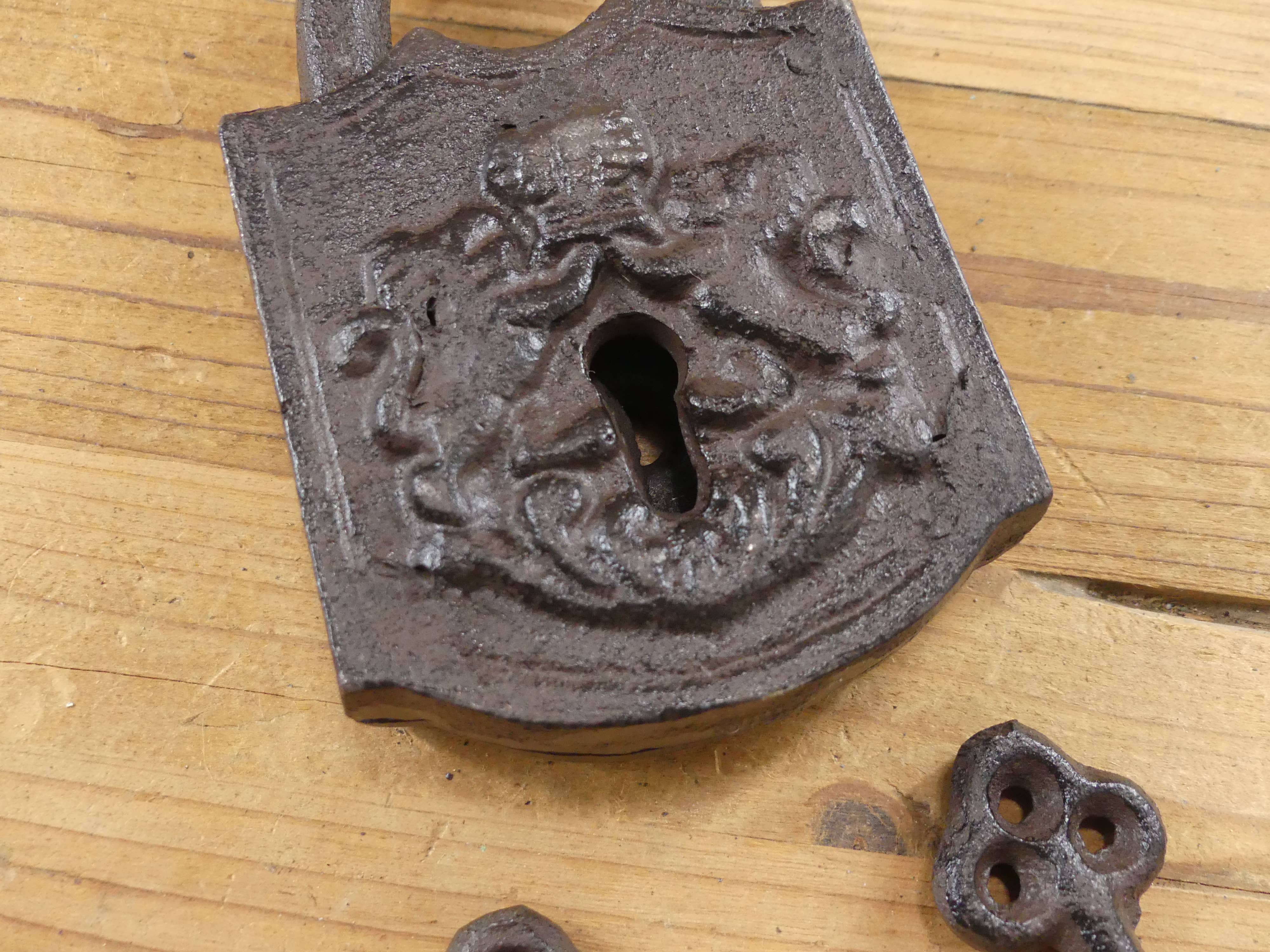 Midwest Craft House - Wholesale Decorative Tabletop Object - LARGE CAST IRON LOCK AND KEY SET (PROP)6